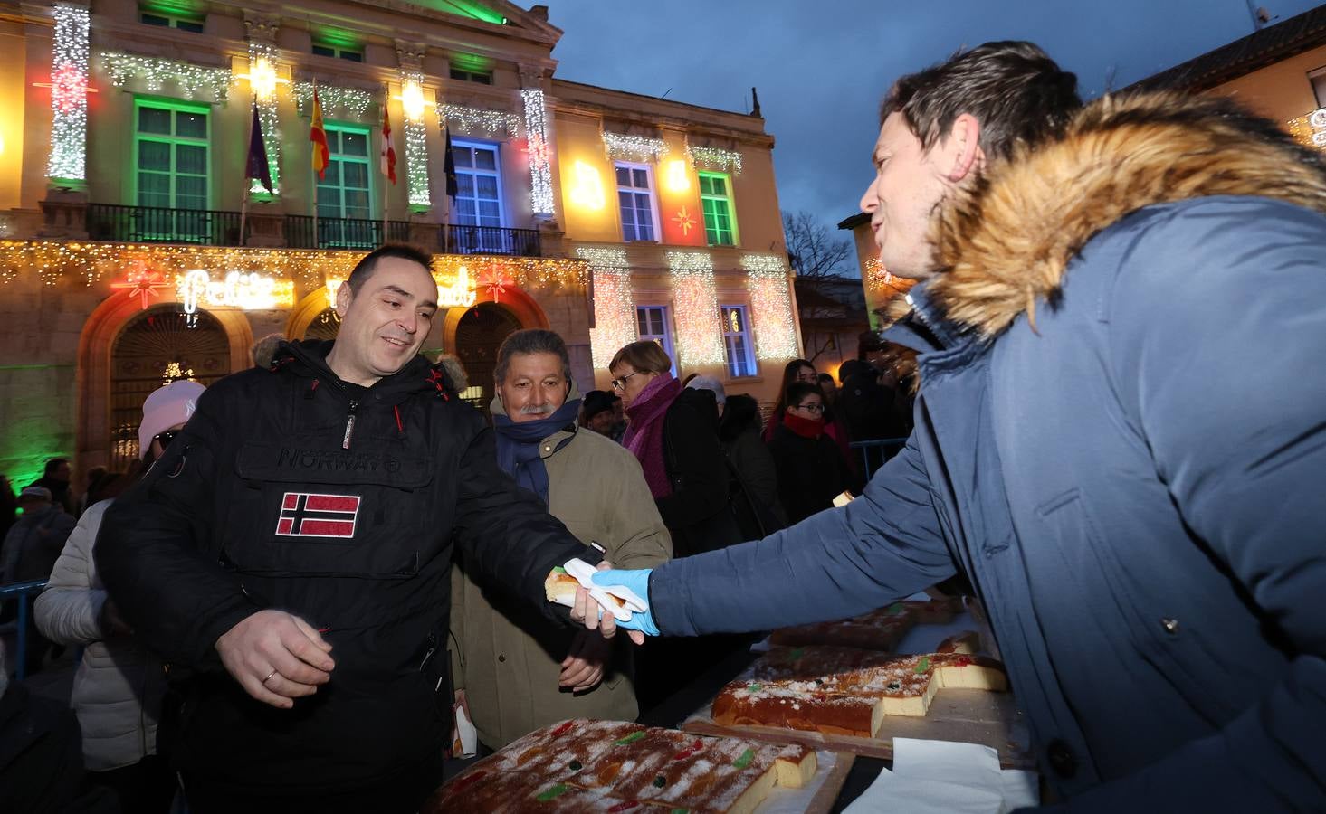 Así ha sido el tradicional reparto del roscón de Reyes en Palencia