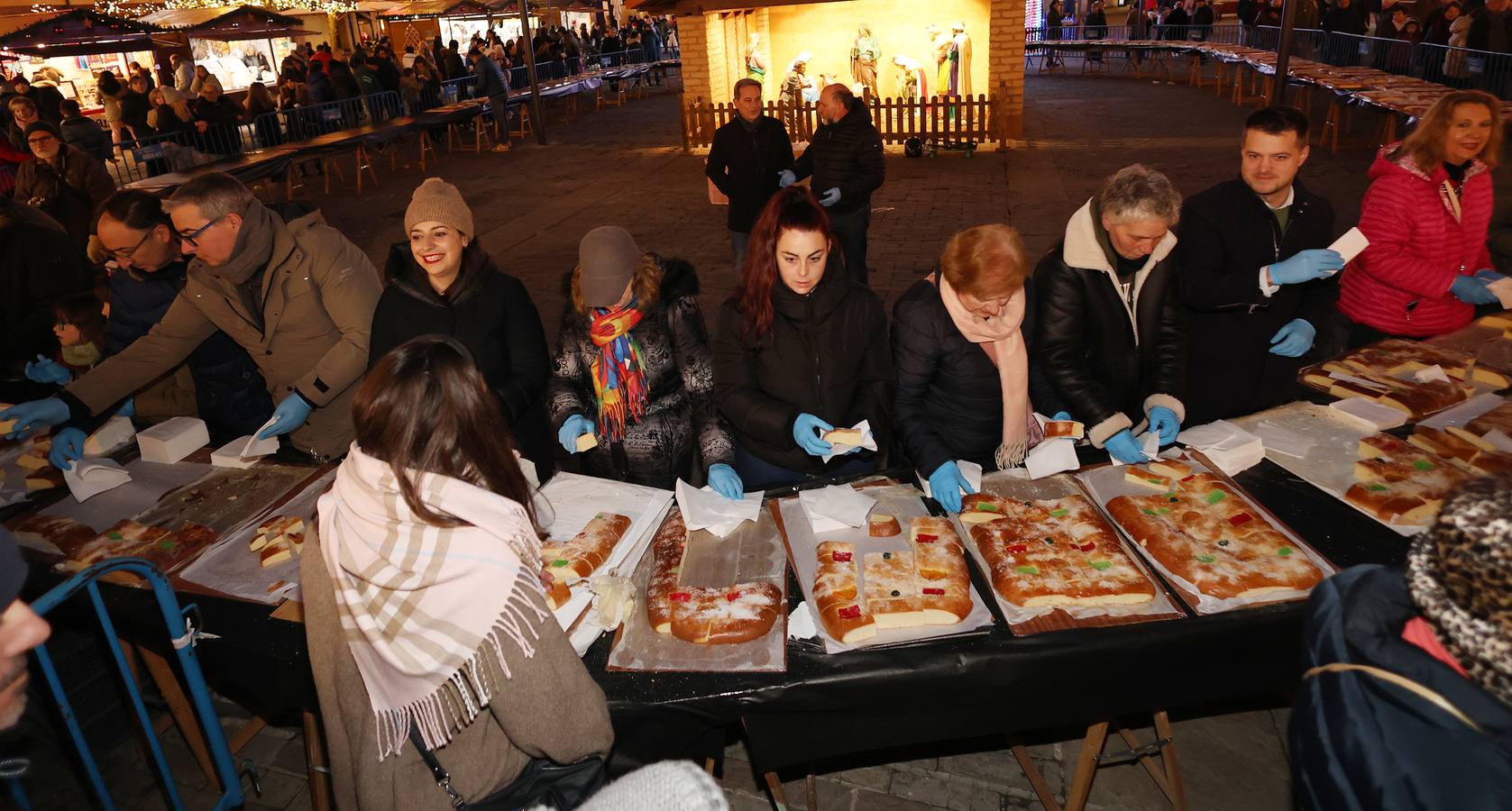 Así ha sido el tradicional reparto del roscón de Reyes en Palencia