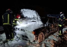 Los bomberos trabajan en la extinción del incendio del vehículo en la SG-20.