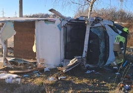 Efectivos de bomberos trabajan en el lugar del accidente en el que murió un hombre en Toreno (León).