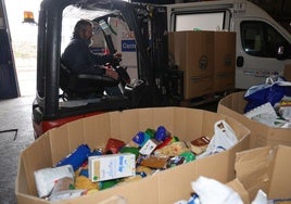 Un voluntario del Banco de Alimentos de Palencia coloca los productos donados, este viernes en la sede.