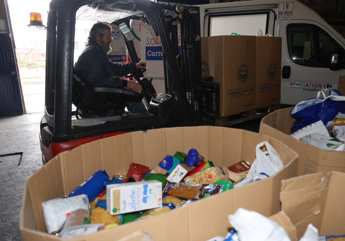 Un voluntario del Banco de Alimentos de Palencia coloca los productos donados, este viernes en la sede.