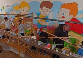 Pintores y alumnos del colegio César Bedoya de La Seca durante la realización del mural.