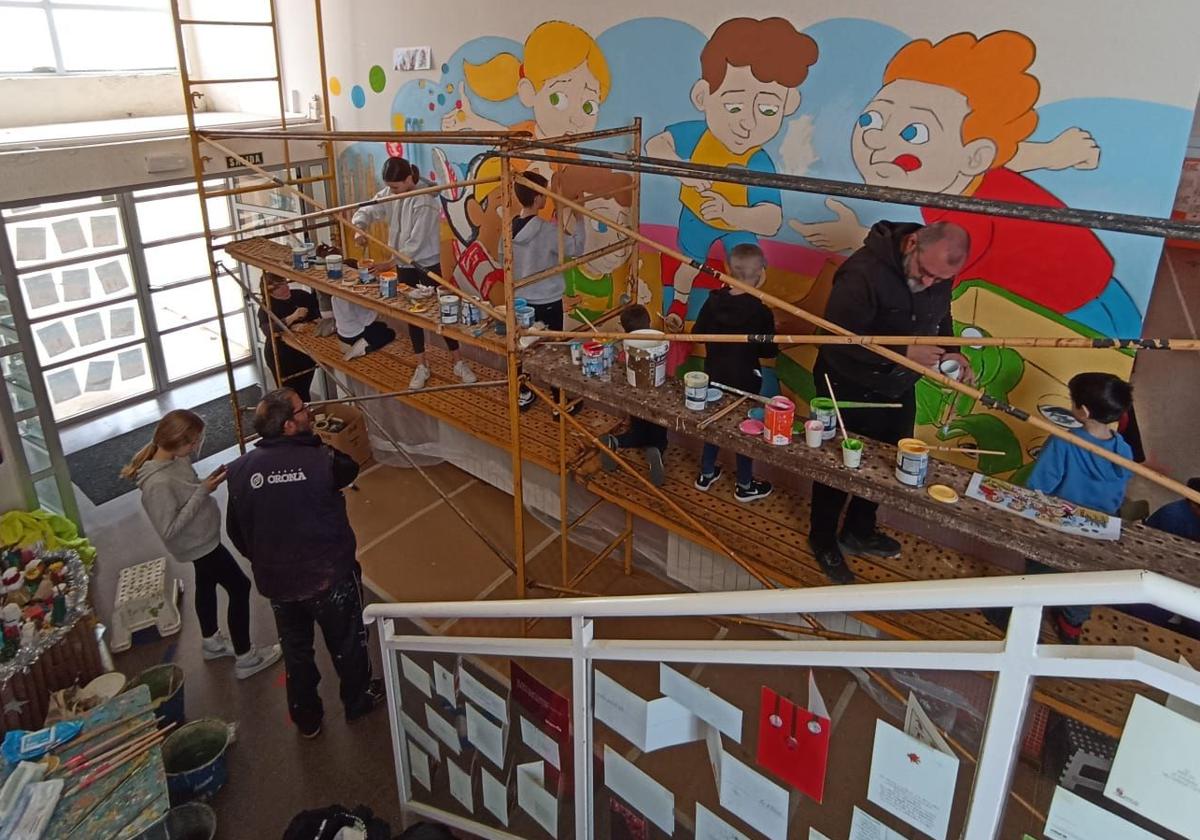 Pintores y alumnos del colegio César Bedoya de La Seca durante la realización del mural.