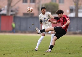 Alberto despeja el balón presionado por el palentino Anderson.