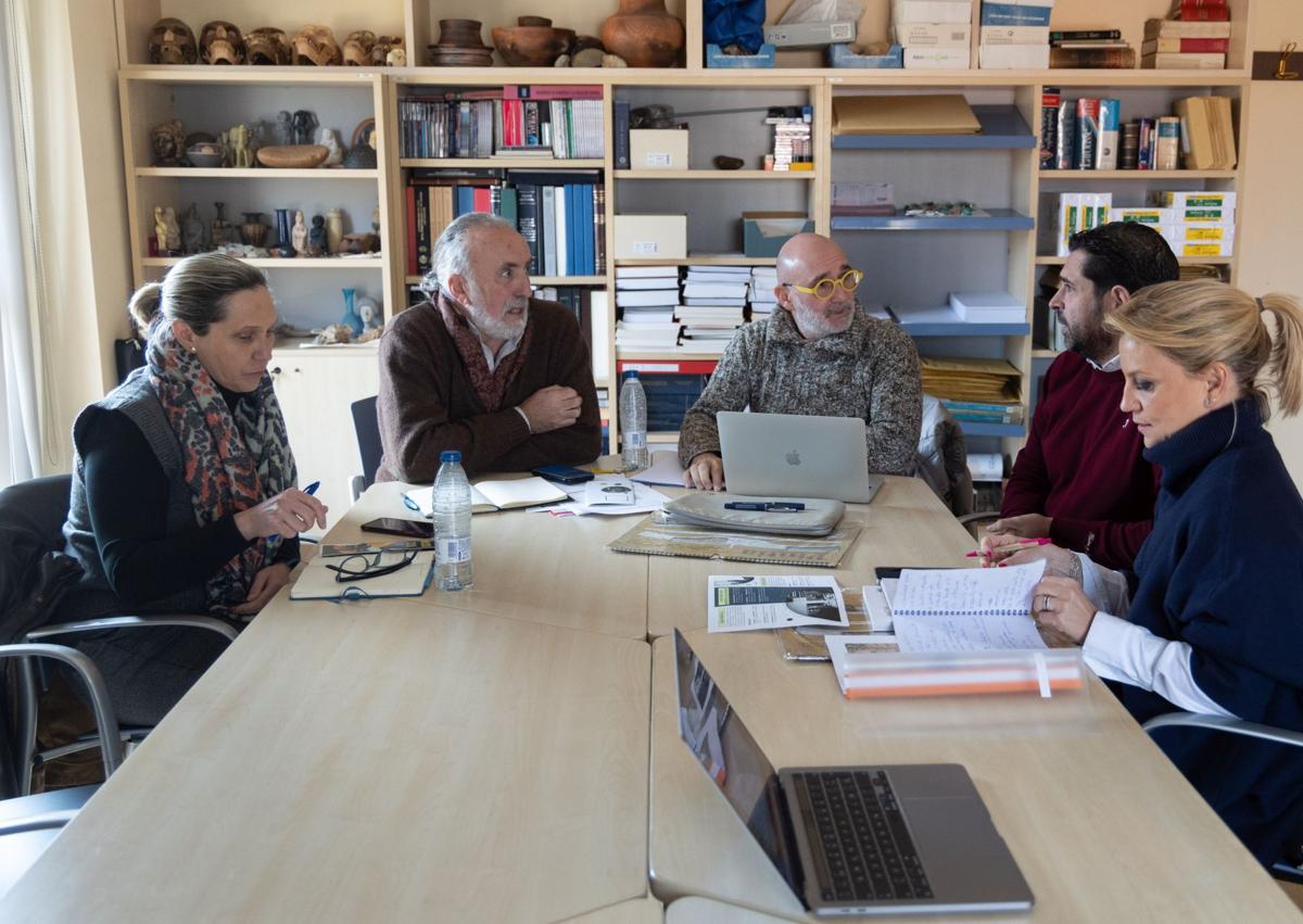 Imagen secundaria 1 - Los alumnos de ADE e Ingeniería; Roberto Bravo, estudiante de Ingeniería Informática, muestra el videojuego de su grupo y Carlos Saz Míguez, del Centro de Estudios Vacceos Federico Wattenberg, durante la deliberación del comité.