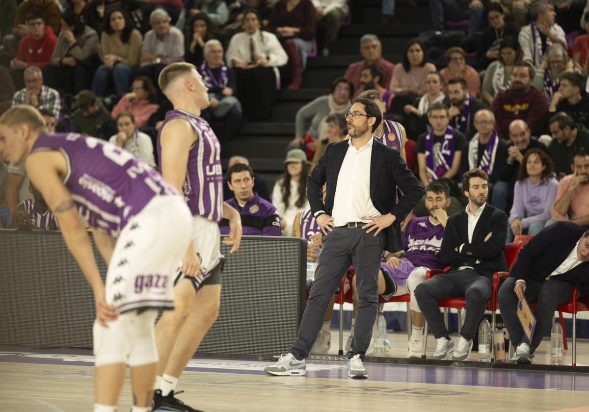 Decepción en Kovacevic y Demers tras el final, con Lolo Encinas de pie en el banquillo.