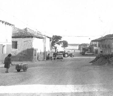 El pie original de esta foto era: «La calle Mayor de La Cistérniga, antigua cañada amplia y de gran longitud, será transformada en bella avenida».