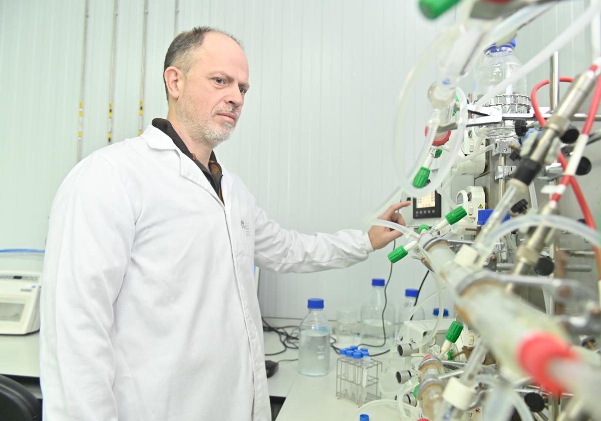 Daniel Rico Bargues investigador de Itacyl junto a uno de sus proyectos.