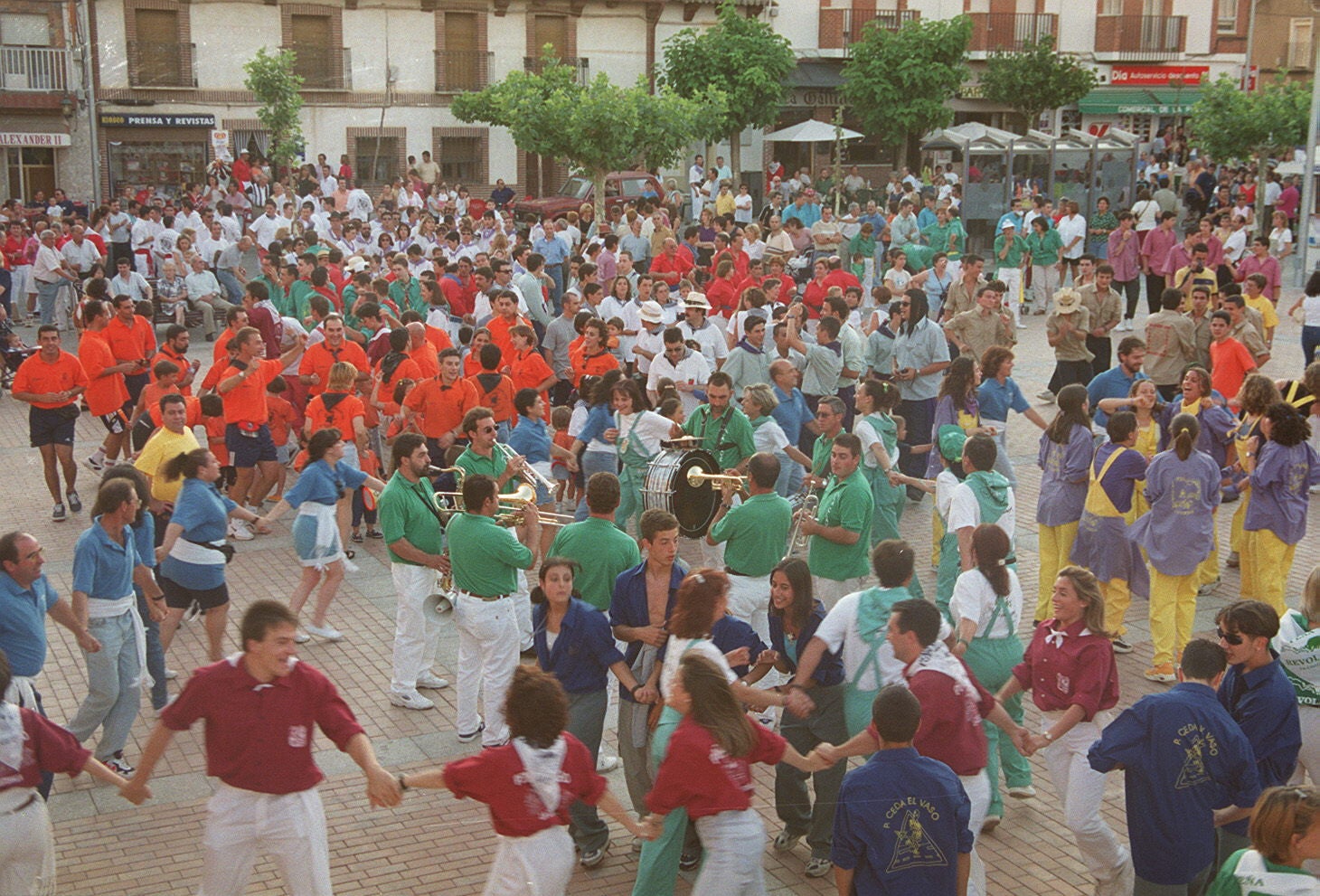 Plaza Mayor repleta de gente durante el pregón y el chupinazo de las Fiestas del Carmen de La Cistérniga. Julio de 1999.