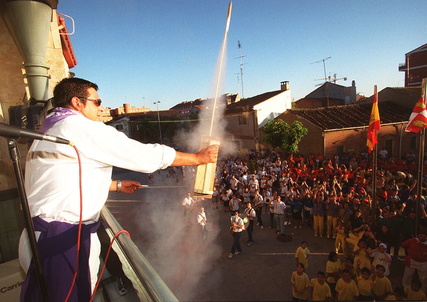 Momento del chupinazo en la Plaza Mayor con las peñas al fondo. Julio de 2000.