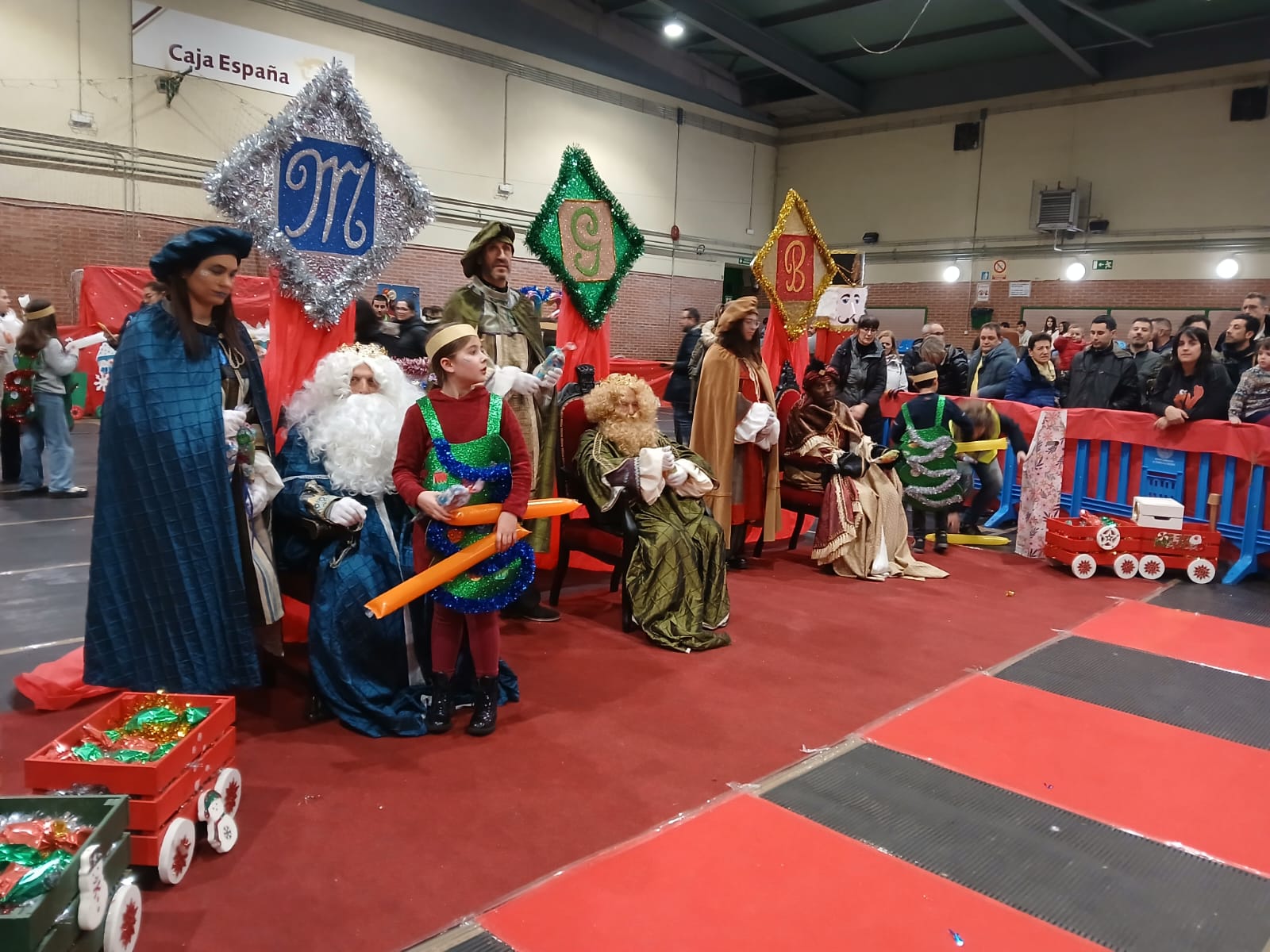 Tudela de Duero. Debido a las precipitaciones, el Ayuntamiento de Tudela de Duero decidió cancelar la celebración de la Cabalgata de Reyes Magos. Aun así, sus Majestades de Oriente han recibido a todos los niños en el Polideportivo San Roque