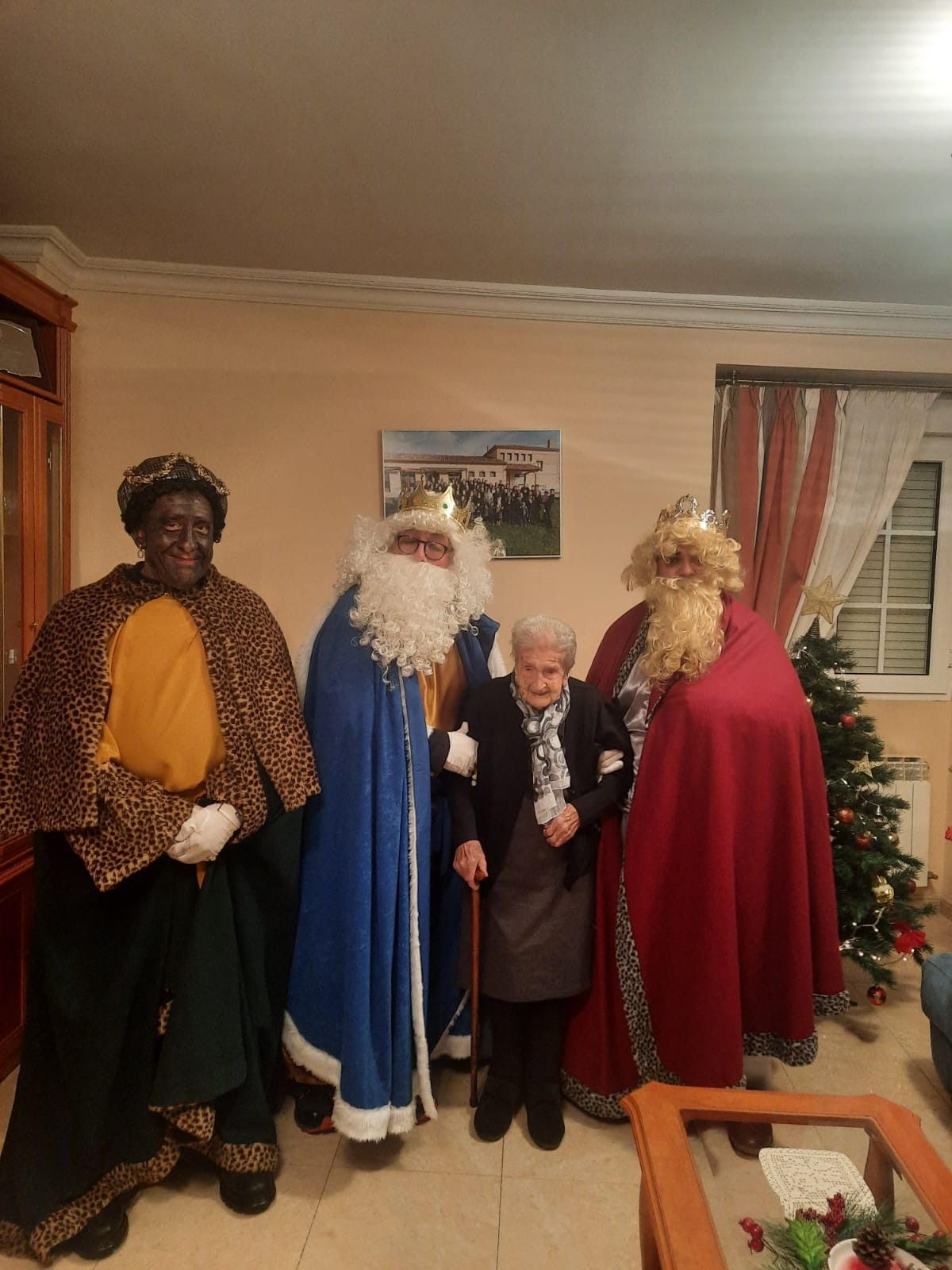 Los Reyes Magos visitan a Natividad, de 107 años, en Villabragima.