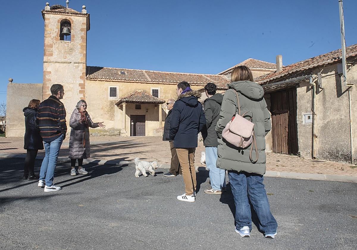 Eusebia muestra la plaza del pueblo y la casa de los Alcantara a varios visitantes llegados a Arahuetes, Sagrillas en 'Cuéntame'.
