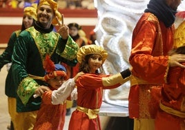 Un momento de la cabalgata de los Reyes Magos en la plaza de toros de Arroyo.