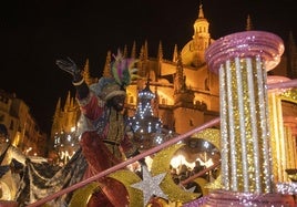 Baltasar saluda a los segovianos desde la Plaza Mayor.