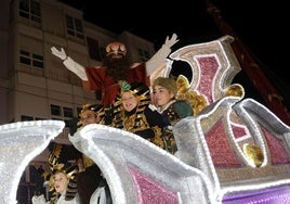 El Rey Gaspar saluda a los niños a su paso por la Calle Mayor, este domingo en Palencia.