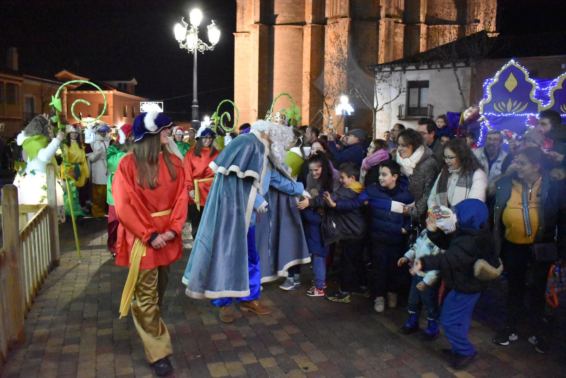 Cigales. La cabalgata de Reyes recorrió las calles de la localidad en una noche mágica para los niños y niñas de la Villa del Clarete; acompañaron a sus Majestades varias asociaciones de la localidad que llenaron de colorido la cabalgata poniendo la banda sonora a la misma la Banda sinfónica de Cigales.