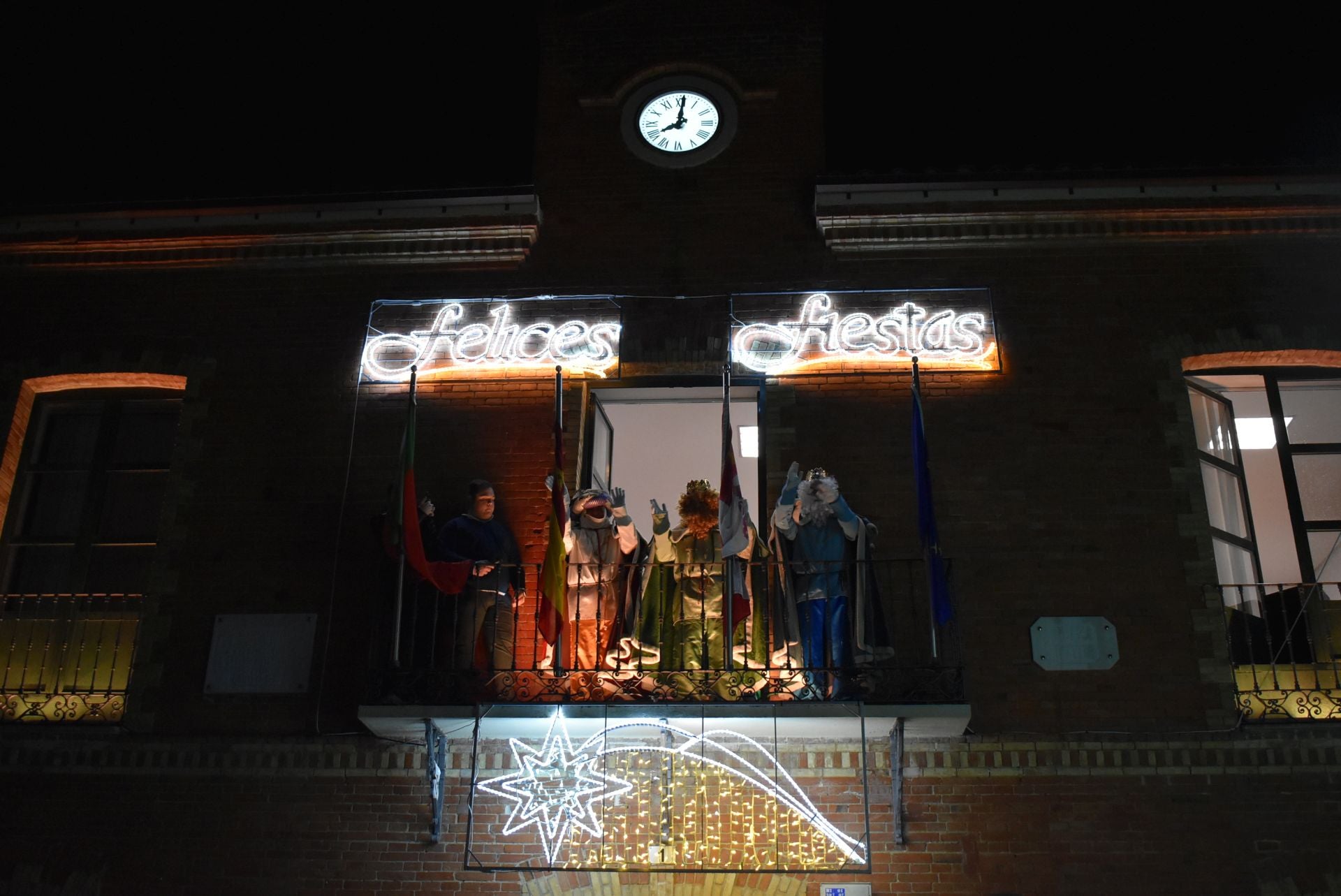 Cigales. La cabalgata de Reyes recorrió las calles de la localidad en una noche mágica para los niños y niñas de la Villa del Clarete; acompañaron a sus Majestades varias asociaciones de la localidad que llenaron de colorido la cabalgata poniendo la banda sonora a la misma la Banda sinfónica de Cigales.