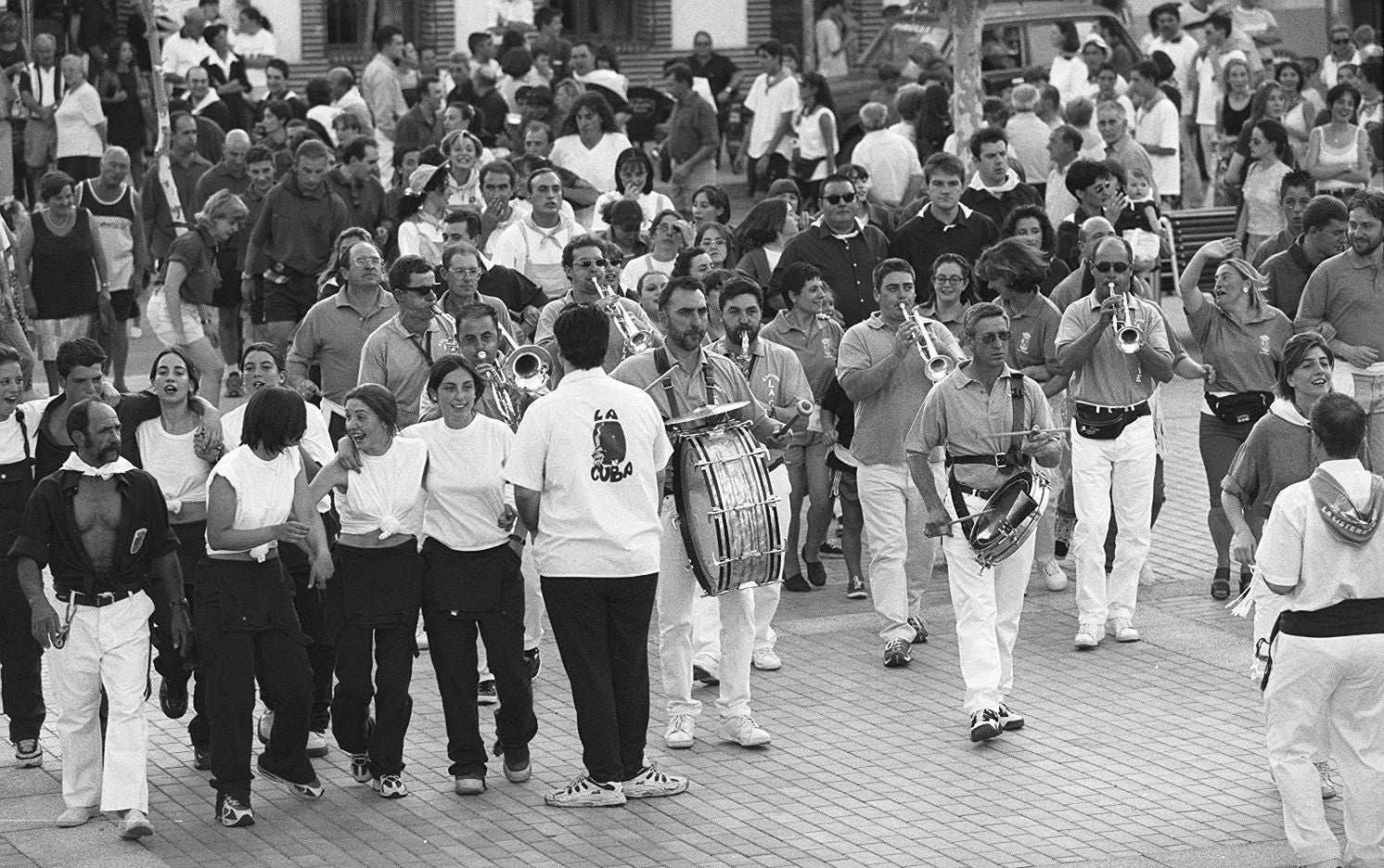 Desfile de peñas en las fiestas del Carmen de La Cistérniga. Julio de 1999.