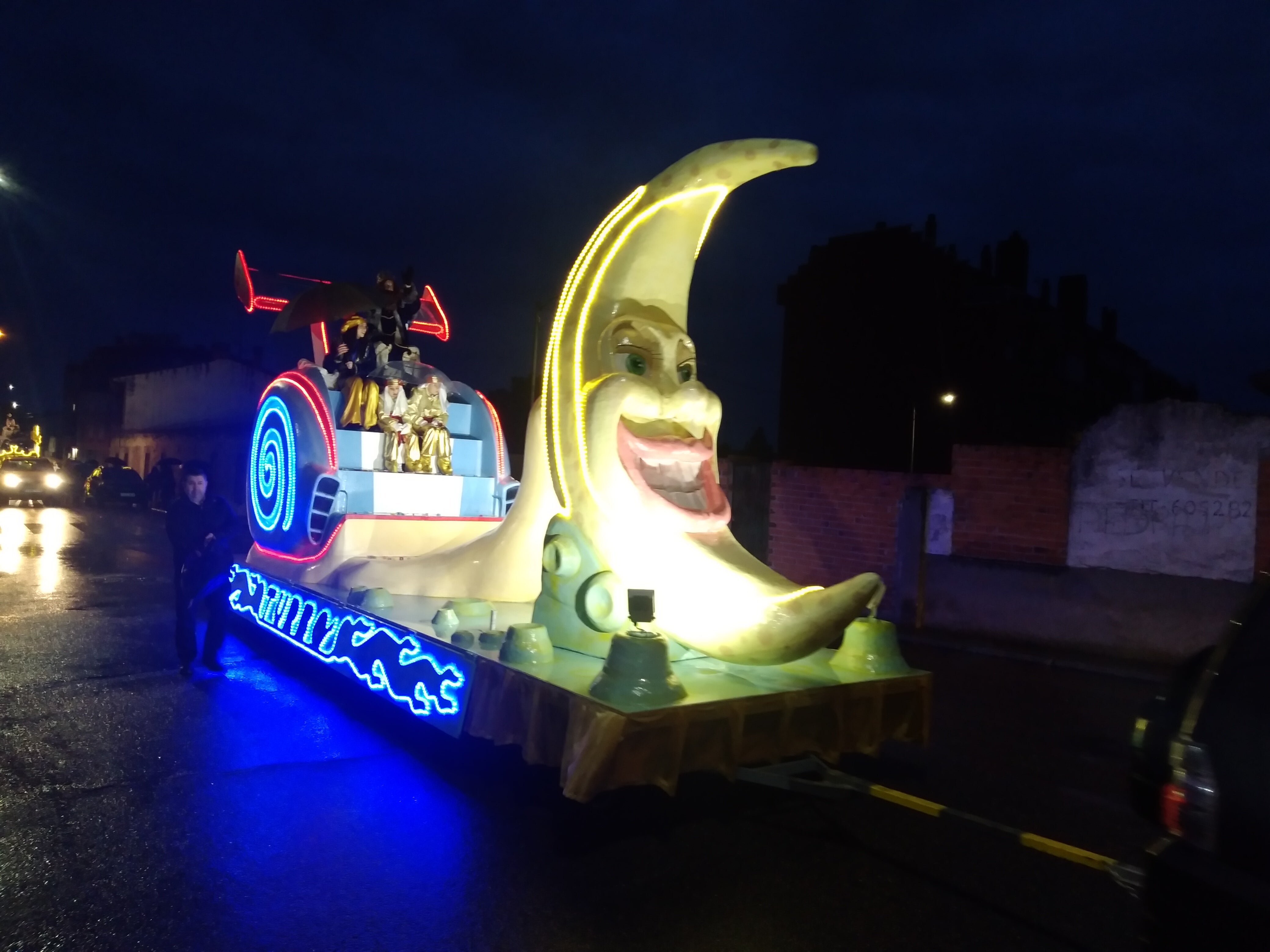 Íscar. La lluvia, que no cesó en ningún momento del recorrido, no impidió que las tres majestuosas carrozas de los Reyes Melchor Gaspar y Baltasar, junto con la del nacimiento del Niño Dios, recorrieran las calles de Íscar desde el centro multiusos hasta la Plaza Mayor.