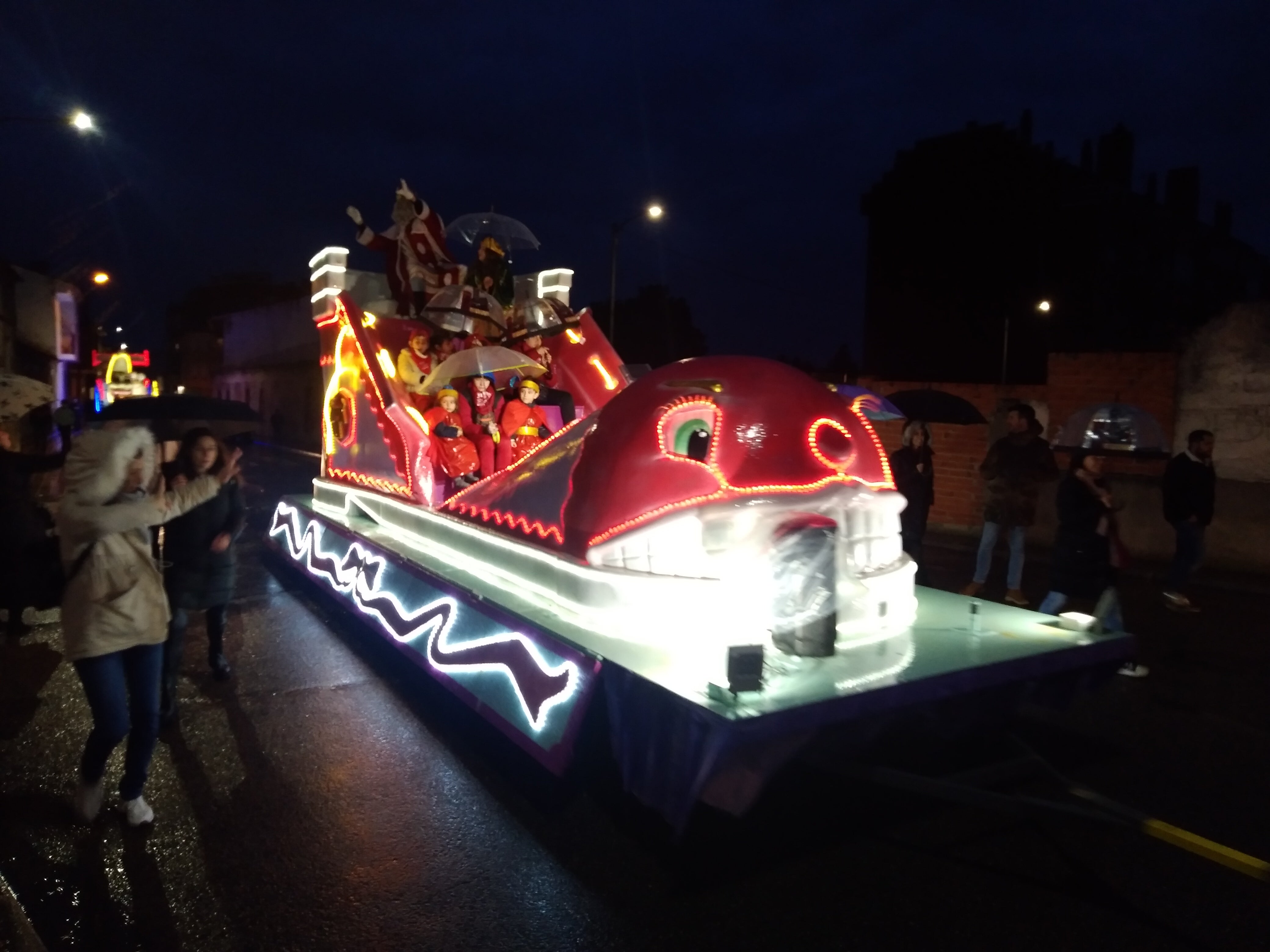 Íscar. La lluvia, que no cesó en ningún momento del recorrido, no impidió que las tres majestuosas carrozas de los Reyes Melchor Gaspar y Baltasar, junto con la del nacimiento del Niño Dios, recorrieran las calles de Íscar desde el centro multiusos hasta la Plaza Mayor.