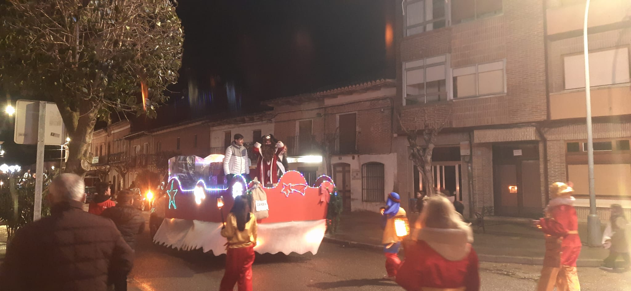 La Seca. Los Reyes Magos recorrieron la calle principal del pueblo hasta el ayuntamiento, donde les recibieron los niños y los padres.