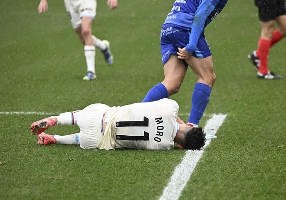 Raúl Moro, tendido en el terreno de juego en Ourense.