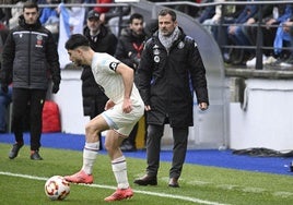 Diego Cocca observa a Moro durante el choque en Ourense.