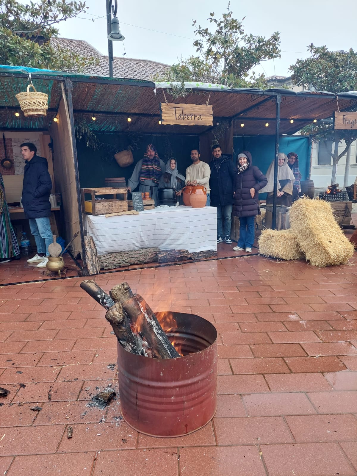 Pedrajas de San Esteban. La lluvia que comenzó a caer poco antes de las cuatro de la tarde no empañó, pero sí deslució de alguna manera, el trabajo, esfuerzo e ilusión con la que un numeroso grupo de vecinos representaron por segundo año un belén viviente en la Plaza Mayor. Fue la antesala al recibimiento de los Reyes Magos, que antes de comenzar la cabalgata visitaron a los mayores de la residencia de la tercera edad Hogar Betania.