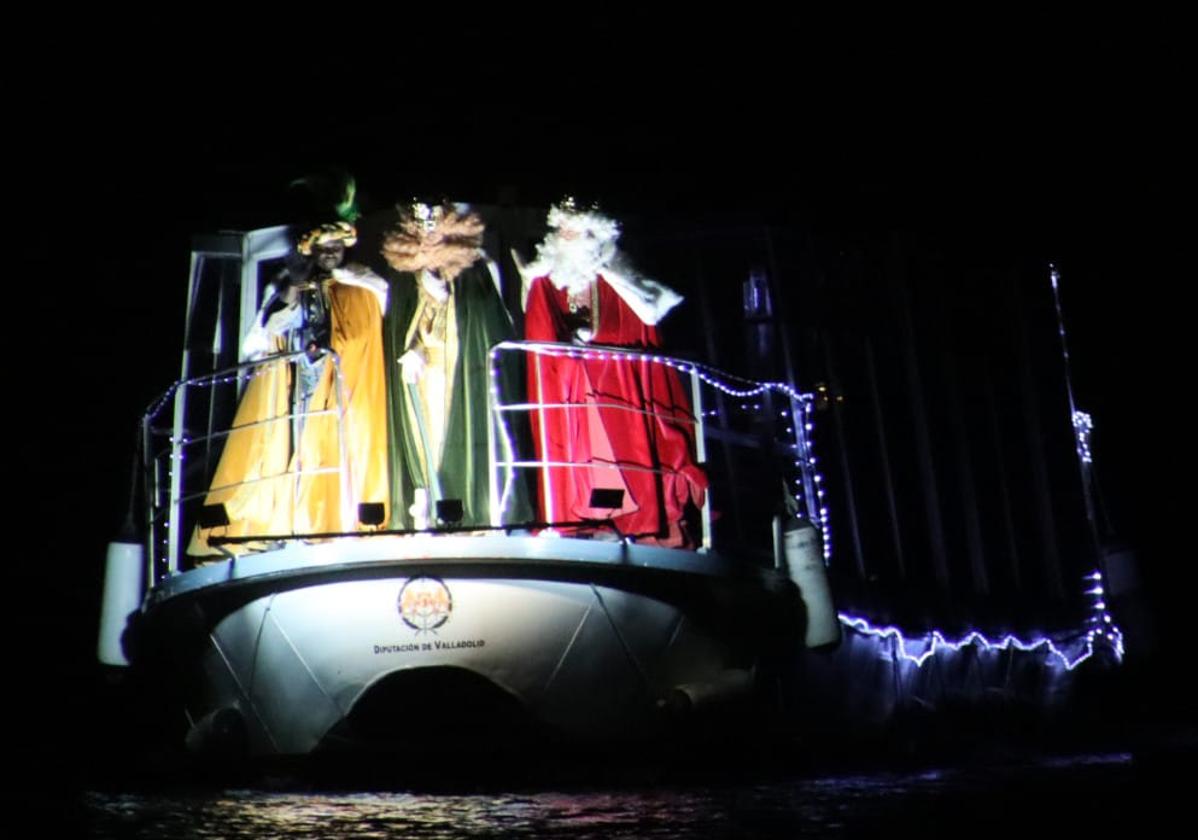 Los Reyes Magos llegaron a Rioseco en barco surcando las aguas del Canal de Castilla