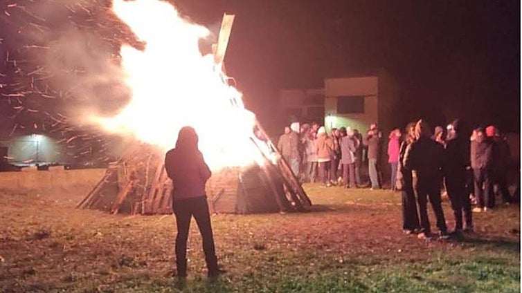 Los quintos de Cuenca de Campos de 2025 prenden la hoguera en la noche de Reyes