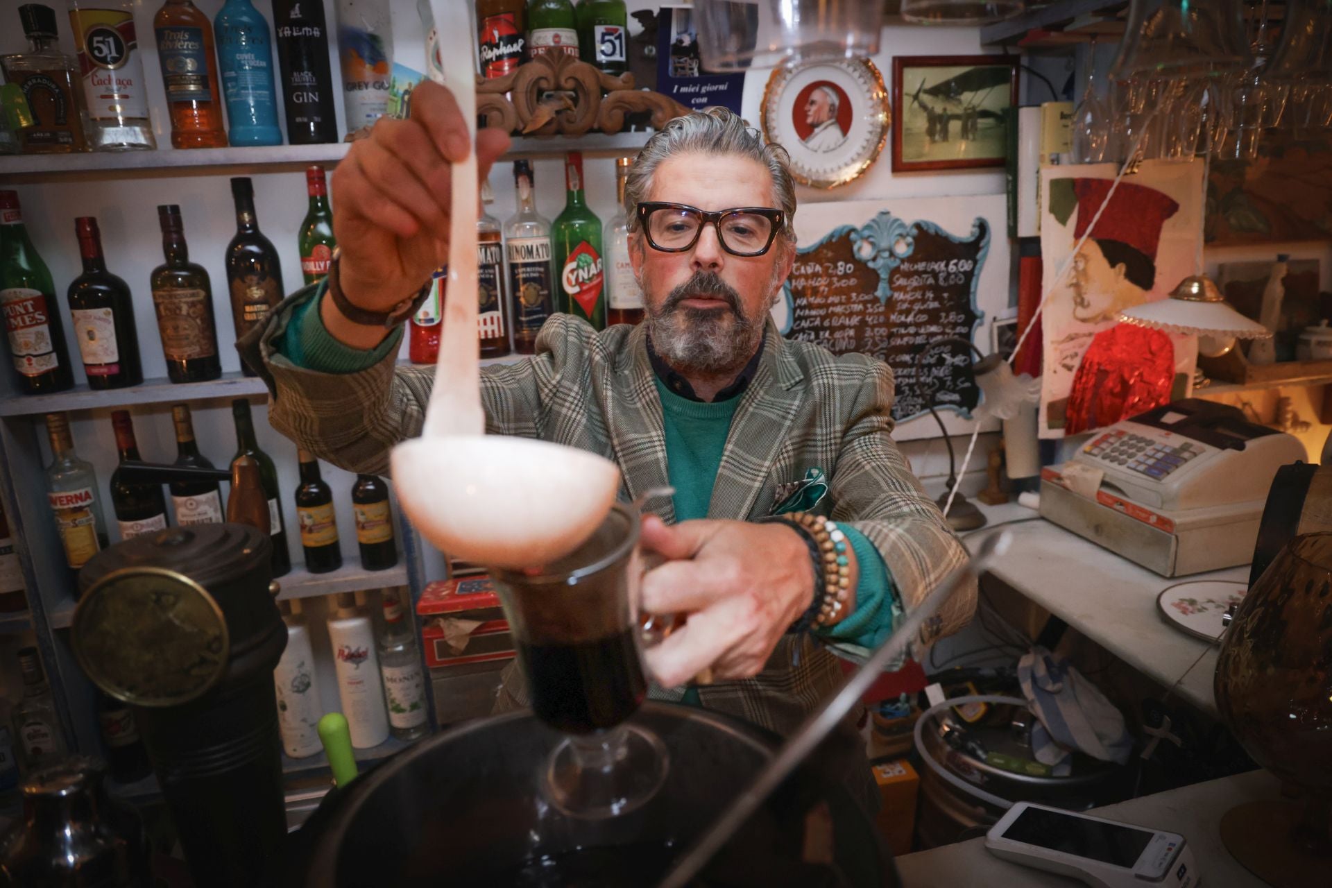 Juan Bautista en plena elaboración del vino caliente.