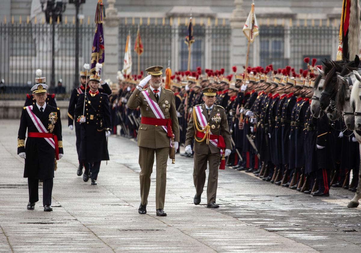 El Rey Felipe VI saluda durante el acto de la Pascua Militar celebrada en el Palacio Real.