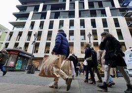 Clientela frente a la tienda de Zara de la calle Constitución.