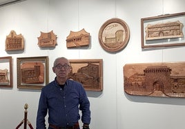 José de Castro, en el exposición, junto algunos de sus relieves en madera