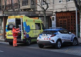 Actuación conjunta de la Policía Local y los servicios sanitarios.