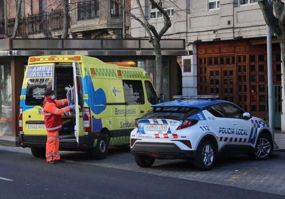 Actuación conjunta de la Policía Local y los servicios sanitarios.