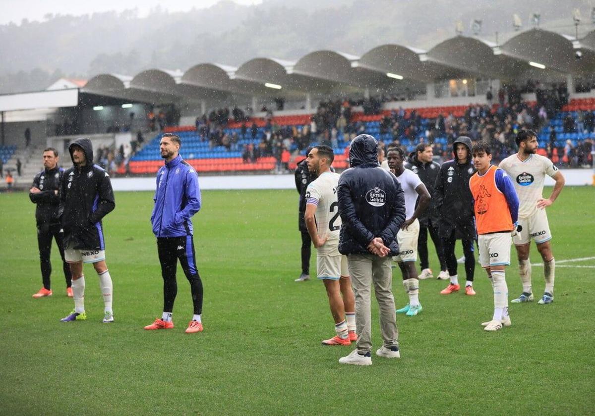 Solo un puñado de jugadores aguantó el tipo al término del partido en Ourense frente a la grada que ocupaban los aficionados blanquivioletas.