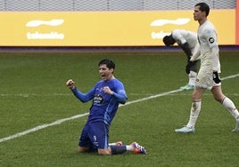 Di Renzo celebra el pase del Ourense a la siguiente ronda, con Latasa y Amath a su espalda.