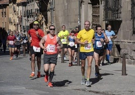 Corredores en las inmediaciones de la Plaza Mayor de Segovia durante una edición anterior de la Media Maratón de Segovia.