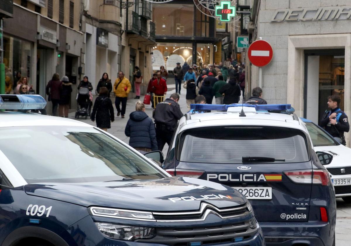 Despliegue policial en una céntrica calle de Segovia tras el robo en una tienda.