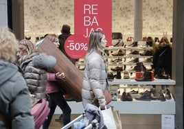 Las imágenes de la primera jornada de rebajas en Valladolid