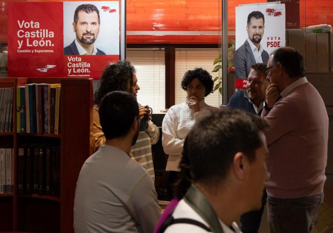 Carteles electorales de Tudanca, en la sede del PSOE de Castilla y León.