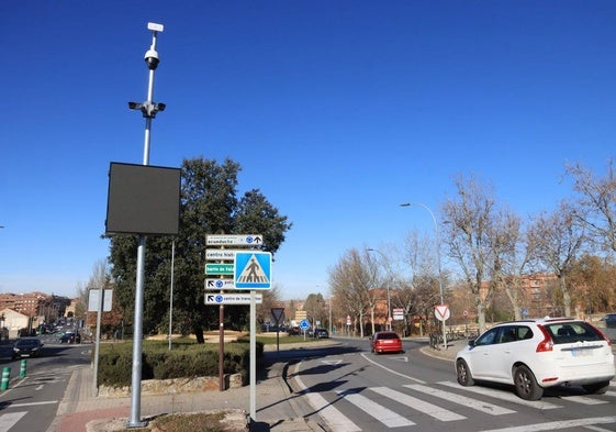 Varios coches pasan junto a las cámaras y al panel informativo instalados en la carretera de San Rafael.