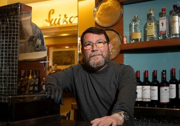 El bar Suizo dice adiós a Vicen después de 47 años de amabilidad detrás la barra