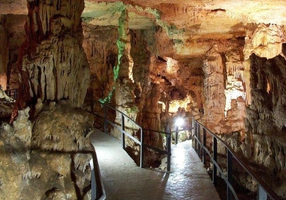 Interior de la Cueva de los Franceses, en una parte del recorrido turístico.