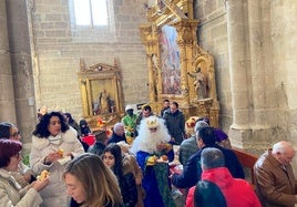 Reparto de roscón en la iglesia de Herrera de Valdecañas.