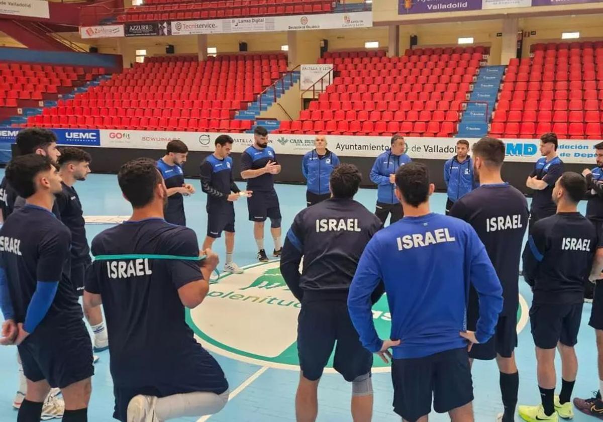 Entrenamiento del equipo israelí, con Pisonero en el centro, este miércoles en Huerta del Rey.