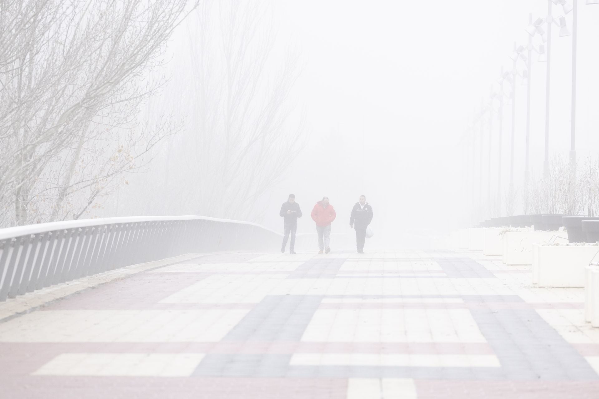 Tres hombres caminan una mañana de intensa niebla en Valladolid, el pasado mes de diciembre.